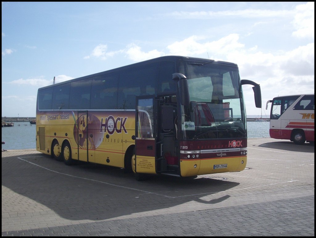Van Hool T915 vom Reisebro Hock aus Deutschland im Stadthafen Sassnitz.