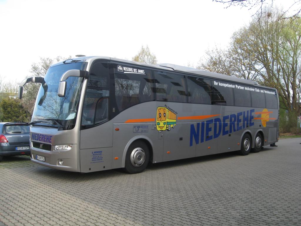 Volvo Luxus Reisebus der Firma Niederehe aus Erftstadt.
Die Aufnahme entstand am 20.4.2013 im Bundessprachenzentrum
in Hrth.