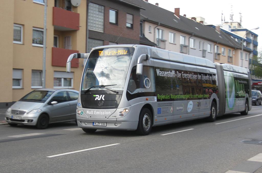 Vossloh Gliederbus mit Wasserstoff Antrieb hier am 20.4.2013 im
Stadtgebiet von Hrth als Linie 120 unterwegs.