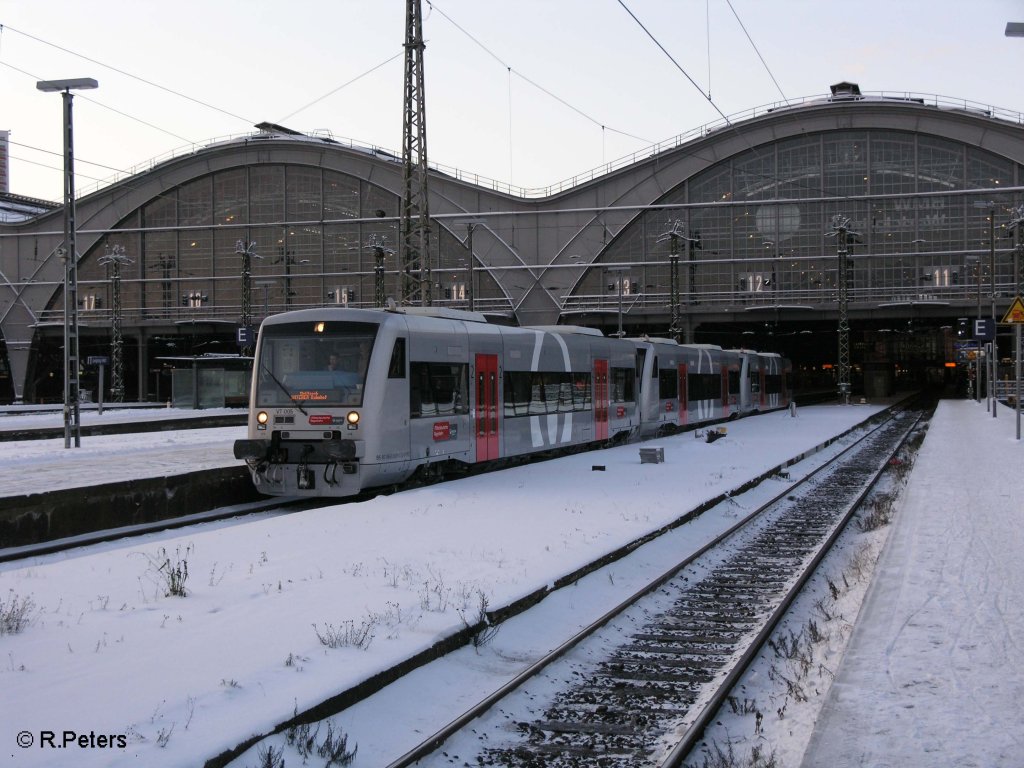 VT005 (650 573-5) + zwei weitere verlassen Leipzig HBF als MRB 54 87478 Delitsch unterer Bahnhof. 21.12.09

