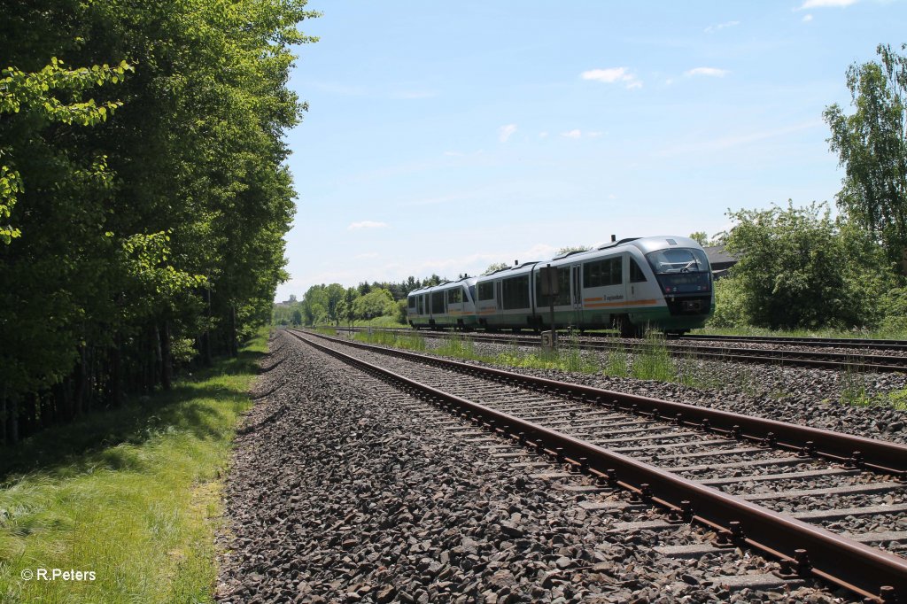 VT16 + VT10 als VBG81123 Marktredwitz - Regensburg Verst�rkerzug bei Sch�nfeld. 05.06.13