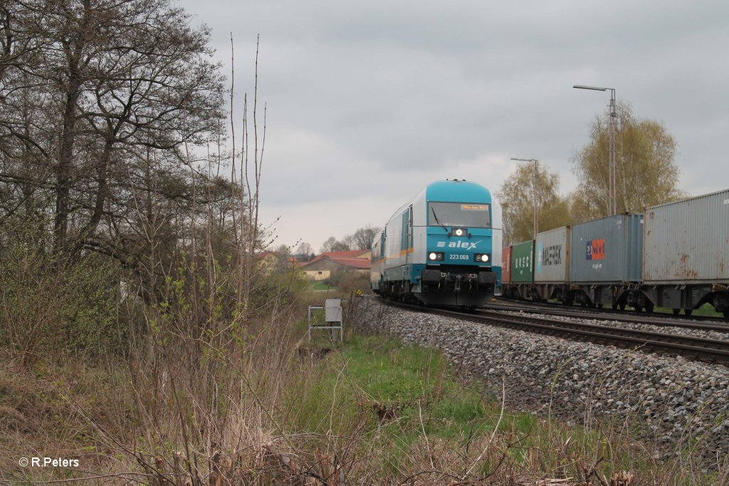 W�hrend 223 069 mit dem ALX84121 Hof - M�nchen in Wiesau einf�hrt steht rechts der Integro Containerzug. 29.04.13