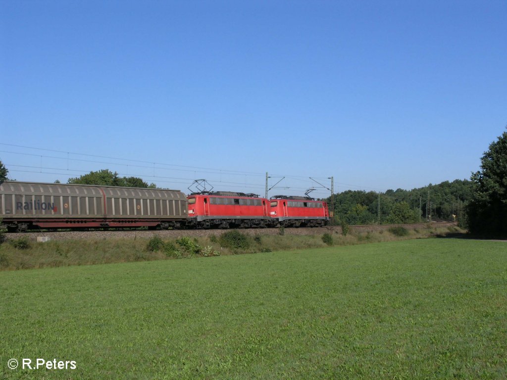 Zwei 140iger ziehen ein gedeckten G�terzug bei Edlhausen in Richtung N�rnberg. 09.09.08