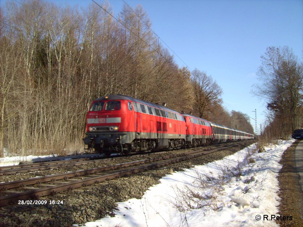 Zwei 218er ziehen ein EC nach Z�rich bei Geltendorf. 28.02.09