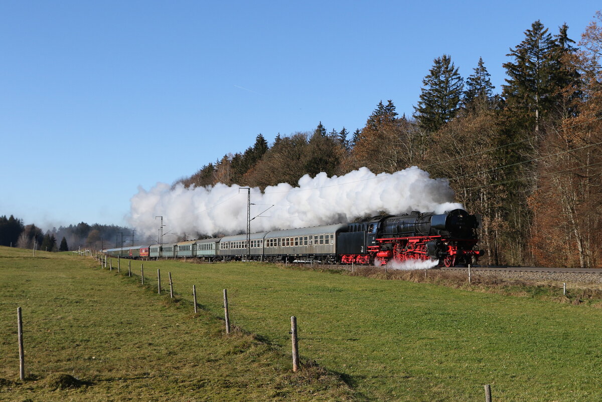001 180 des  Bayerischen Eisenbahn-Museum  aus N�rdlingen war am 30. November 2024 bei Hufschlag in Richtung Freilassing unterwegs.