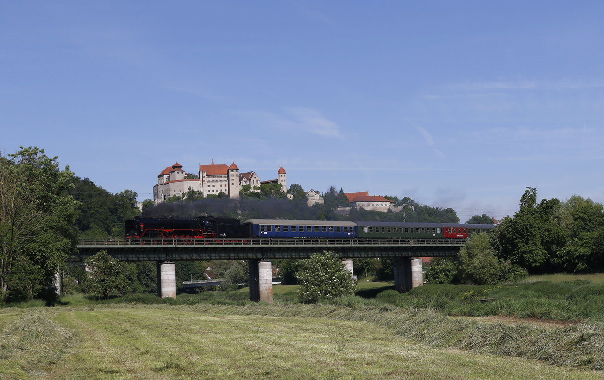 001 2066 war mit einem Sonderzug am 1. Juni 2019 bei Harburg (Schwaben) von N�rdlingen nach Donauw�rth unterwegs.