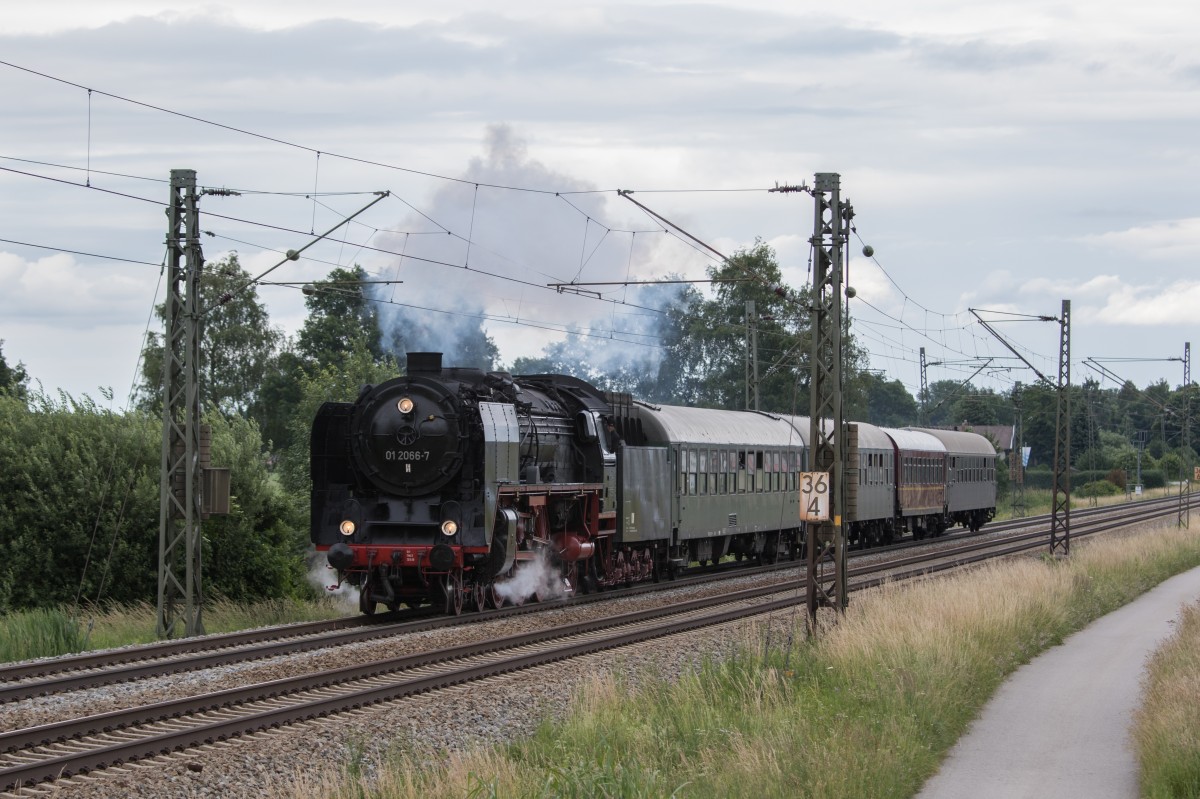 01 2066 auf dem R�ckweg von Freilassing nach N�rdlingen am 21. Juni 2015 bei �bersee am Chiemsee.
