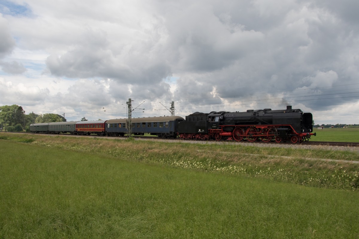 01 2066 des  Bayerischen Eisenbahnhmuseum  auf dem Weg nach Freilassing am 21. Juni 2015 bei �bersee.