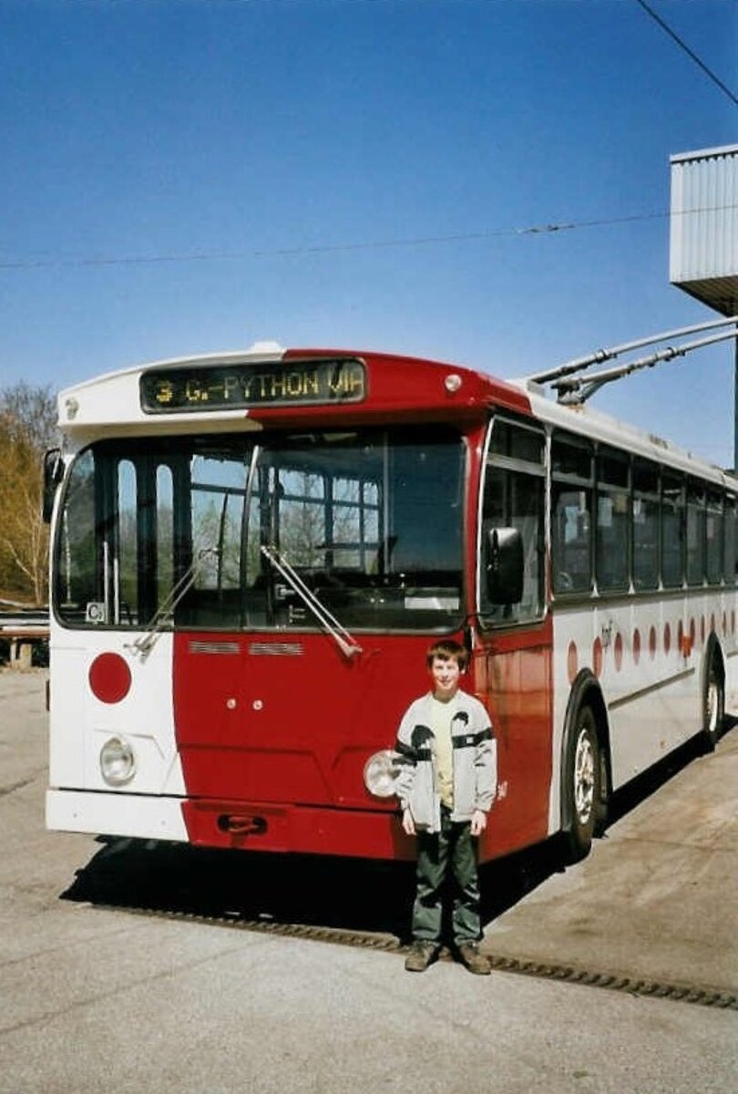 (059'824) - Aus dem Archiv: TPF Fribourg - Nr. 347 - FBW/Hess Trolleybus (ex TL Lausanne Nr. 703) am 18. April 2003 in Fribourg, Garage