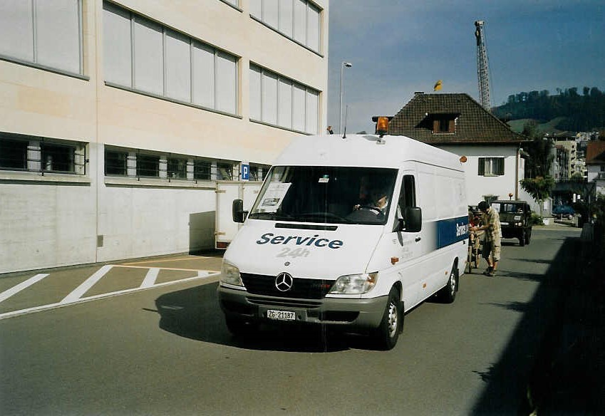 (070'932) - Aus dem Archiv: ZVB Zug - Nr. 187/ZG 21'187 - Mercedes am 11. September 2004 in Zug, Garage