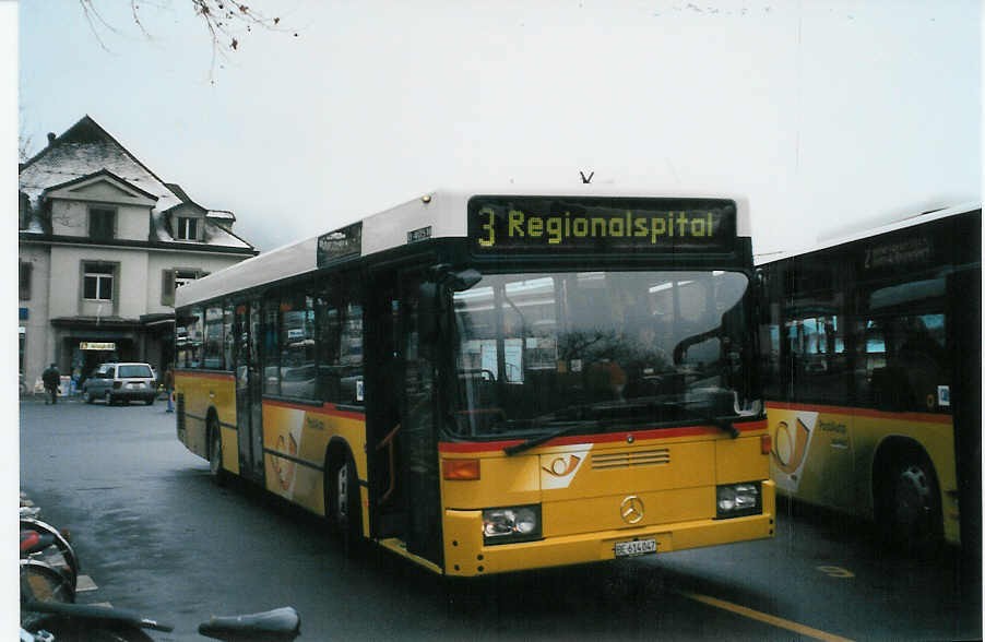 (081'937) - PostAuto Berner Oberland - BE 614'047 - Mercedes (ex P 25'593) am 24. Dezember 2005 beim Bahnhof Interlaken West