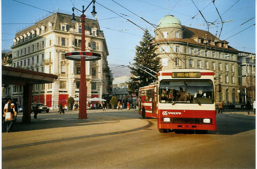 (082'504) - VB Biel - Nr. 65 - Volvo/R&J Gelenktrolleybus am 6. Januar 2006 in Biel, Zentralplatz