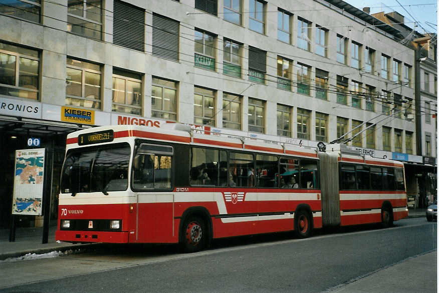 (082'514) - VB Biel - Nr. 70 - Volvo/R&J Gelenktrolleybus am 6. Januar 2006 in Biel, Guisanplatz