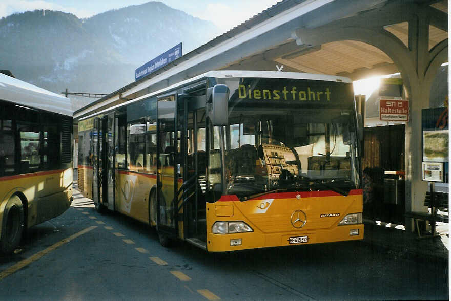 (082'805) - PostAuto Berner Oberland - BE 615'392 - Mercedes (ex P 25'382) am 22. Januar 2006 beim Bahnhof Interlaken West