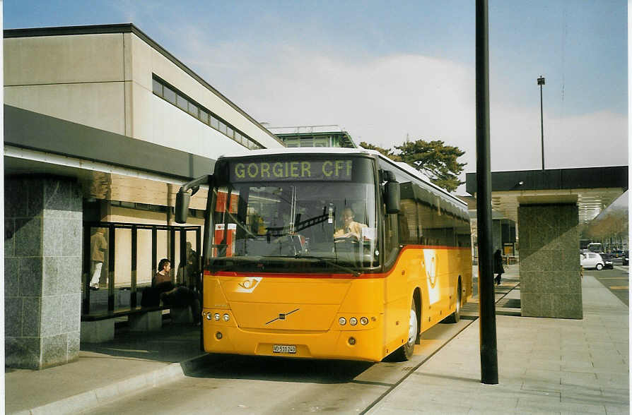 (084'022) - CarPostal Vaud-Fribourg - VD 510'240 - Volvo (ex P 25'161) am 19. Mrz 2006 beim Bahnhof Yverdon