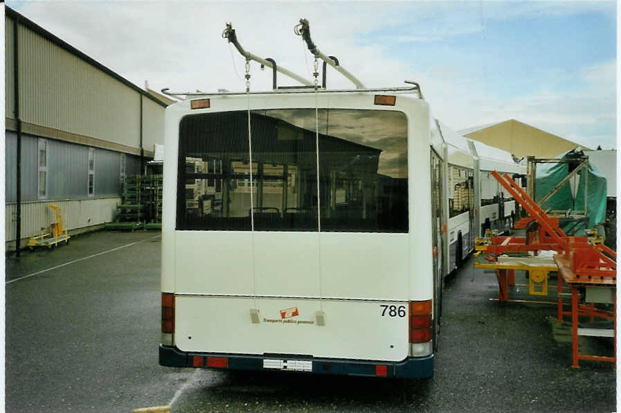 (084'124) - TPG Genve - Nr. 786 - Hess/Hess Doppelgelenktrolleybus am 2. April 2006 in Bellach, Hess