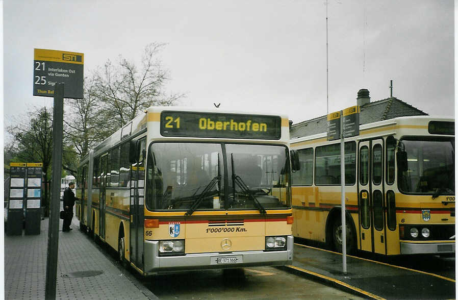 (084'321) - STI Thun - Nr. 66/BE 371'366 - Mercedes am 28. April 2006 beim Bahnhof Thun