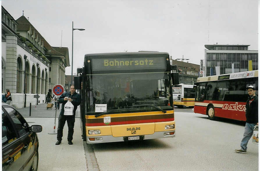 (084'430) - STI Thun - Nr. 90/BE 572'090 - MAN am 29. April 2006 beim Bahnhof Thun