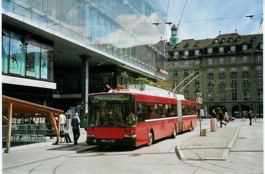 (084'507) - Bernmobil, Bern - Nr. 7 - NAW/Hess Gelenktrolleybus am 30. April 2006 beim Bahnhof Bern
