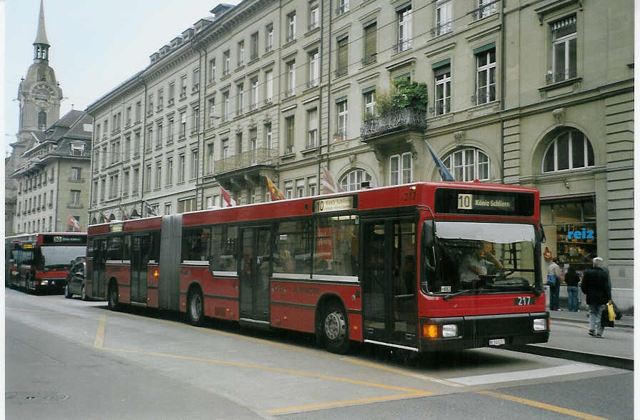 (084'824) - Bernmobil, Bern - Nr. 217/BE 513'217 - MAN am 10. Mai 2006 beim Bahnhof Bern