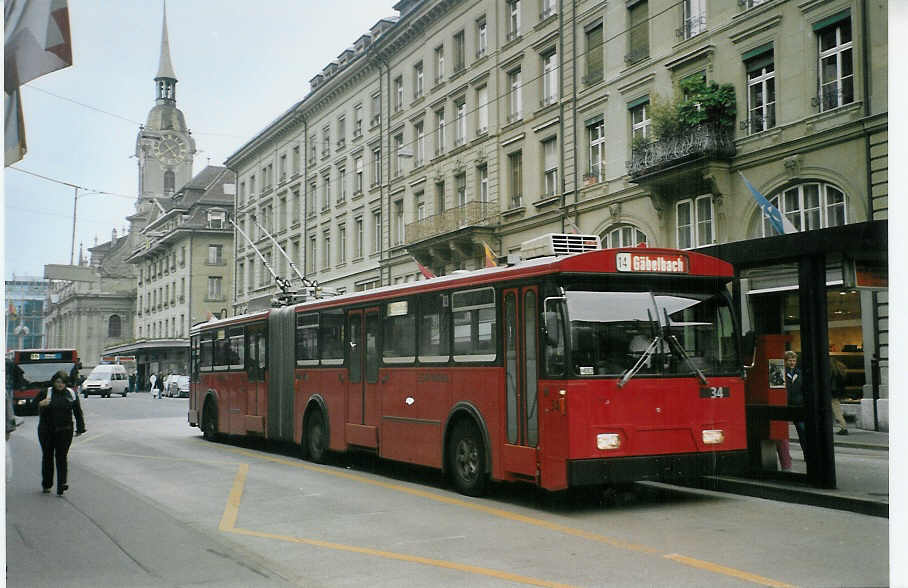 (084'833) - Bernmobil, Bern - Nr. 34 - FBW/Gangloff Gelenktrolleybus am 10. Mai 2006 beim Bahnhof Bern