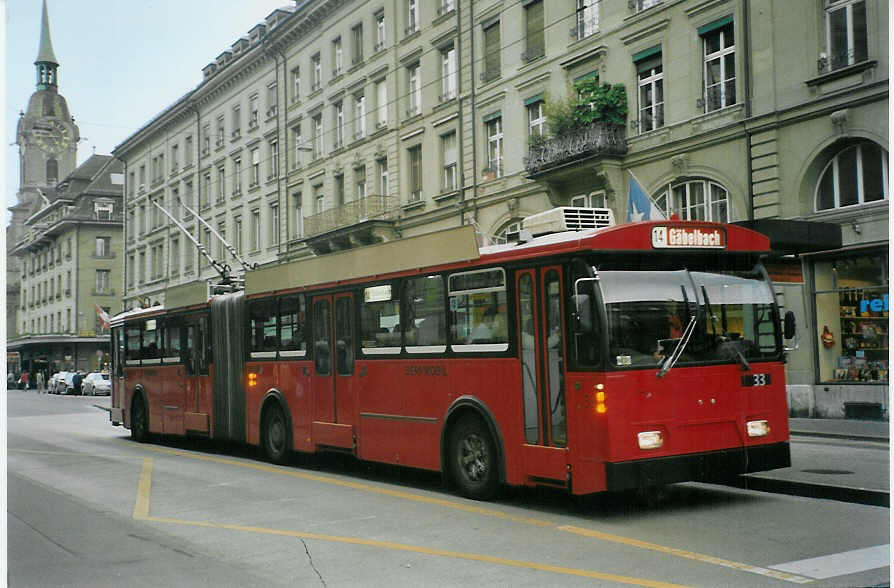 (084'901) - Bernmobil, Bern - Nr. 33 - FBW/Hess Gelenktrolleybus am 10. Mai 2006 beim Bahnhof Bern