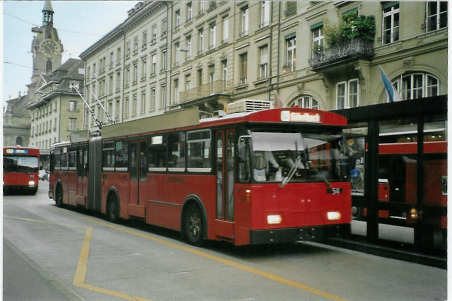 (084'904) - Bernmobil, Bern - Nr. 54 - FBW/Hess Gelenktrolleybus am 10. Mai 2006 beim Bahnhof Bern