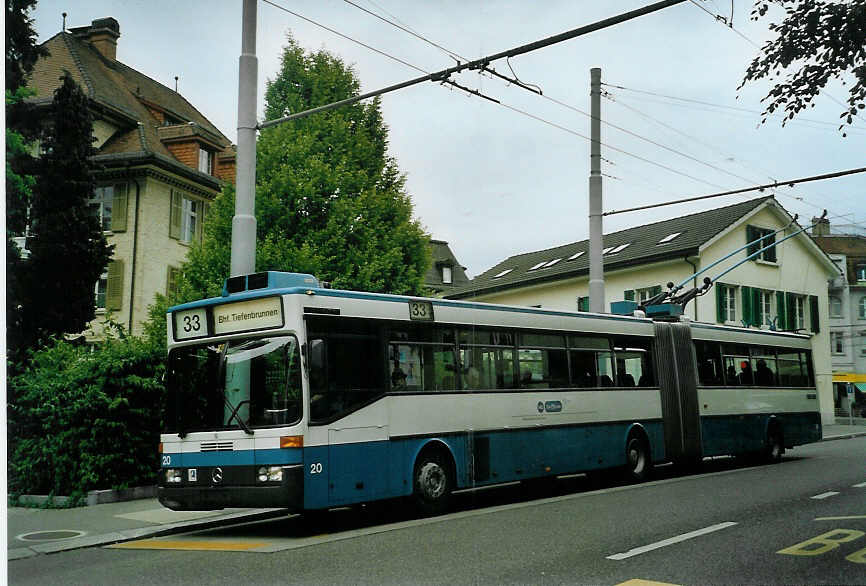 (085'623) - VBZ Zrich - Nr. 20 - Mercedes Gelenktrolleybus am 25. Mai 2006 in Zrich, Klusplatz
