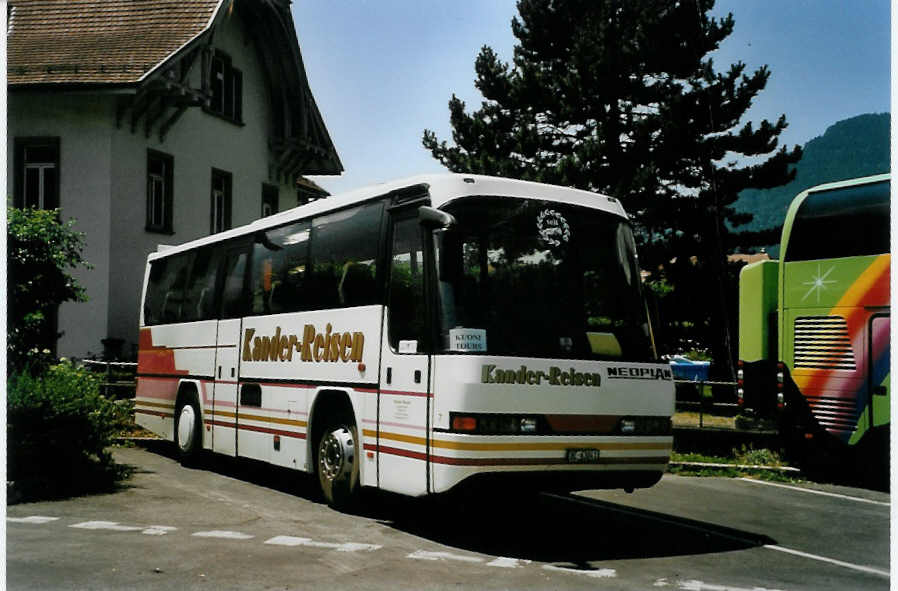 (087'110) - Kander-Reisen, Frutigen - Nr. 7/BE 63'041 - Neoplan am 2. Juli 2006 beim Bahnhof Interlaken West