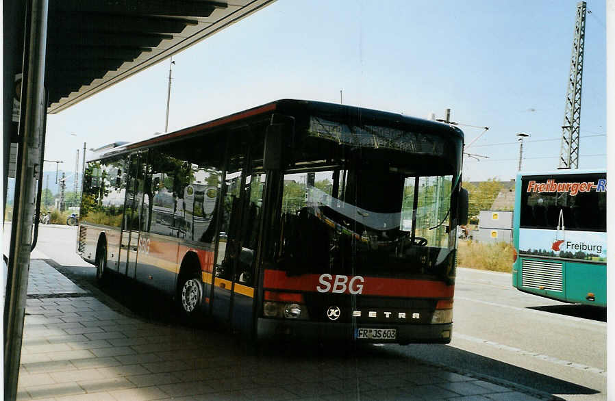 (087'331) - SBG Freiburg - FR-JS 603 - Setra am 24. Juli 2006 beim Bahnhof Freiburg