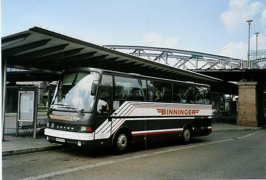 (087'421) - Binninger, Vrstetten - EM-HY 26 - Setra am 24. Juli 2006 beim Bahnhof Freiburg