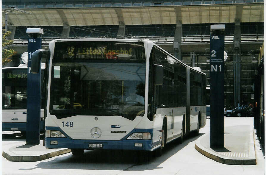 (087'507) - VBL Luzern - Nr. 148/LU 15'129 - Mercedes (ex Heggli, Kriens Nr. 710) am 25. Juli 2006 beim Bahnhof Luzern