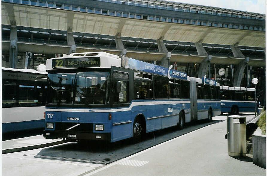 (087'516) - VBL Luzern - Nr. 117/LU 15'091 - Volvo/Hess am 25. Juli 2006 beim Bahnhof Luzern