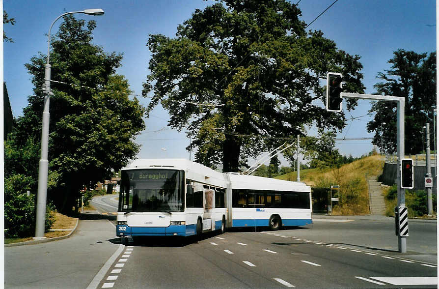 (087'536) - VBL Luzern - Nr. 202 - Hess/Hess Gelenktrolleybus am 25. Juli 2006 in Luzern, Unterlchli
