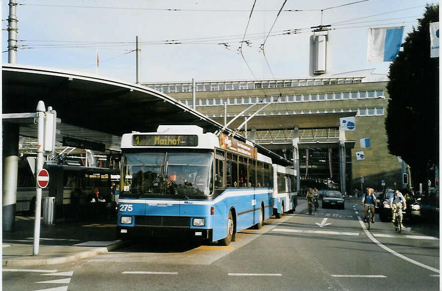 (087'629) - VBL Luzern - Nr. 275 - NAW/R&J-Hess Trolleybus am 25. Juli 2006 beim Bahnhof Luzern