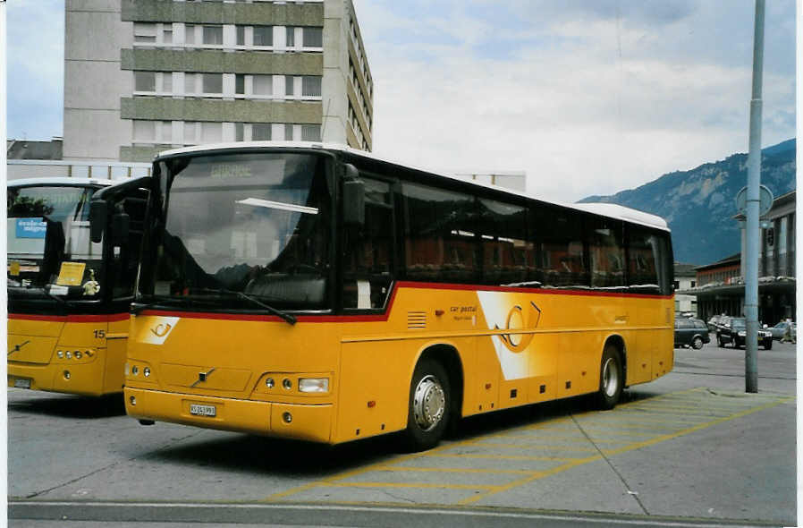 (087'909) - PostAuto Wallis - Nr. 16/VS 243'993 - Volvo (ex P 25'624) am 26. Juli 2006 beim Bahnhof Sion