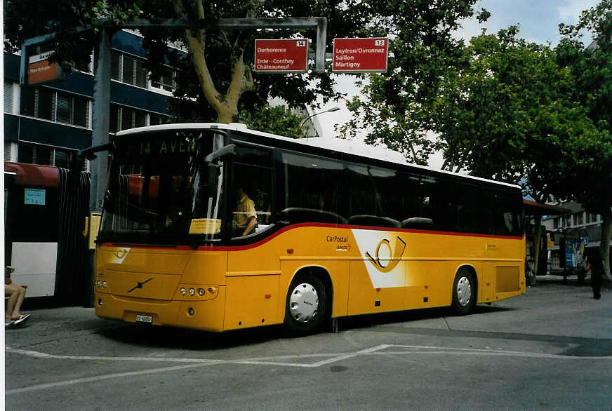 (087'914) - Evquoz, Erde - VS 60'650 - Volvo am 26. Juli 2006 beim Bahnhof Sion