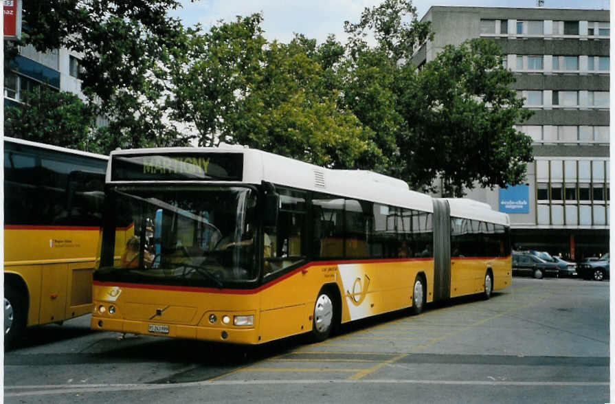(087'919) - PostAuto Wallis - Nr. 13/VS 243'999 - Volvo (ex P 27'002) am 26. Juli 2006 beim Bahnhof Sion