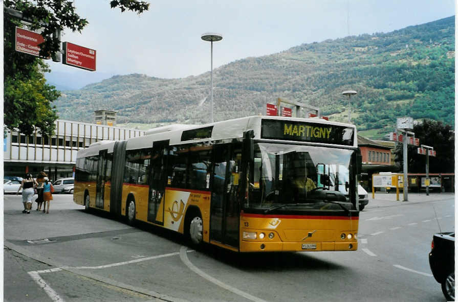 (087'920) - PostAuto Wallis - Nr. 13/VS 243'999 - Volvo (ex P 27'002) am 26. Juli 2006 beim Bahnhof Sion