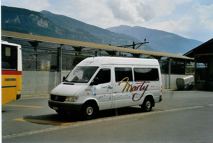 (088'002) - Marty, Varen - VS 595 - Mercedes am 26. Juli 2006 beim Bahnhof Sierre