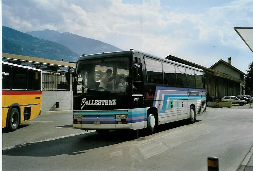 (088'007) - Ballestraz, Grne - VS 141'494 - Renault am 26. Juli 2006 beim Bahnhof Sierre