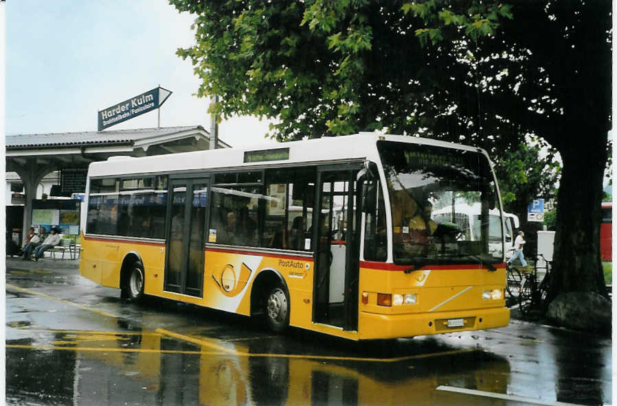 (088'824) - PostAuto Bern - BE 610'533 - Volvo/Berkhof (ex AVBB Schwanden Nr. 3) am 3. August 2006 beim Bahnhof Interlaken West