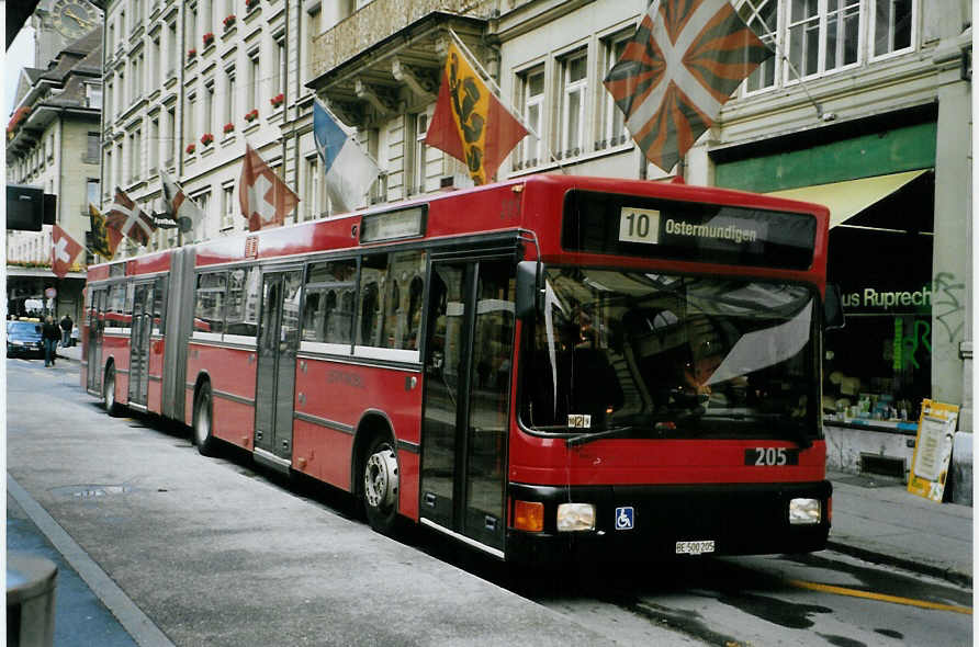 (088'921) - Bernmobil, Bern - Nr. 205/BE 500'205 - MAN am 14. August 2006 beim Bahnhof Bern