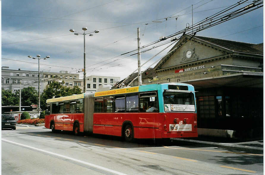 (089'101) - VB Biel - Nr. 69 - Volvo/R&J Gelenktrolleybus am 19. August 2006 beim Bahnhof Biel