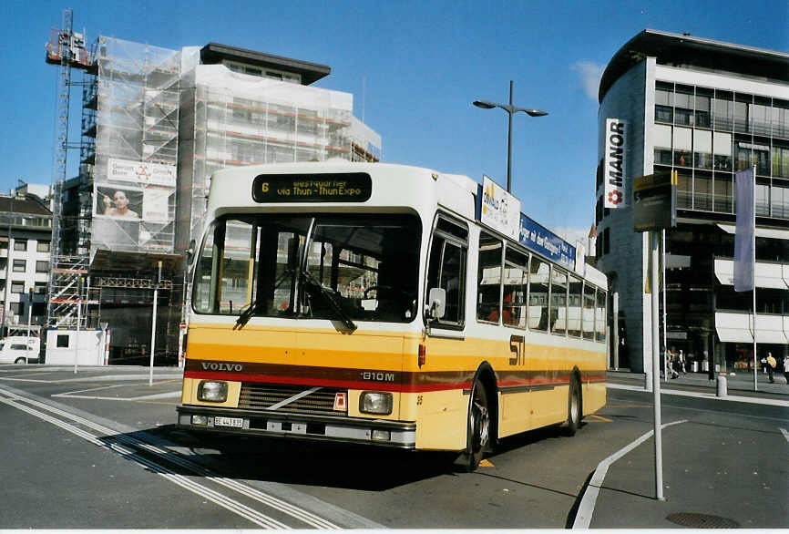 (089'634) - STI Thun - Nr. 35/BE 443'835 - Volvo/R&J (ex SAT Thun Nr. 35) am 4. September 2006 beim Bahnhof Thun