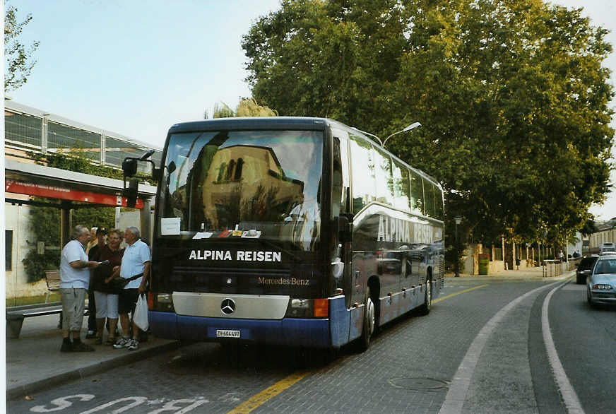 (089'909) - Aus der Schweiz: Alpina, Adliswil - ZH 604'497 - Mercedes am 6. Oktober 2006 in Calella, Bushaltestelle