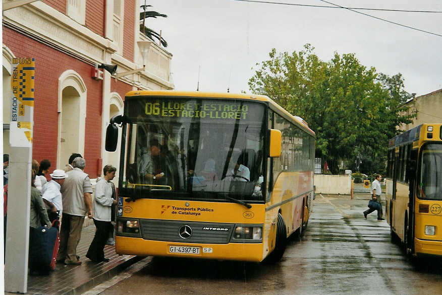 (090'112) - TPC Catalunya - Nr. 263/GI 4397 BT - Mercedes am 9. Oktober 2006 beim Bahnhof Blanes