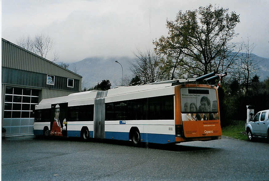 (090'717) - VBL Luzern - Nr. 201 - Hess/Hess Gelenktrolleybus am 12. November 2006 in Bellach, Hess