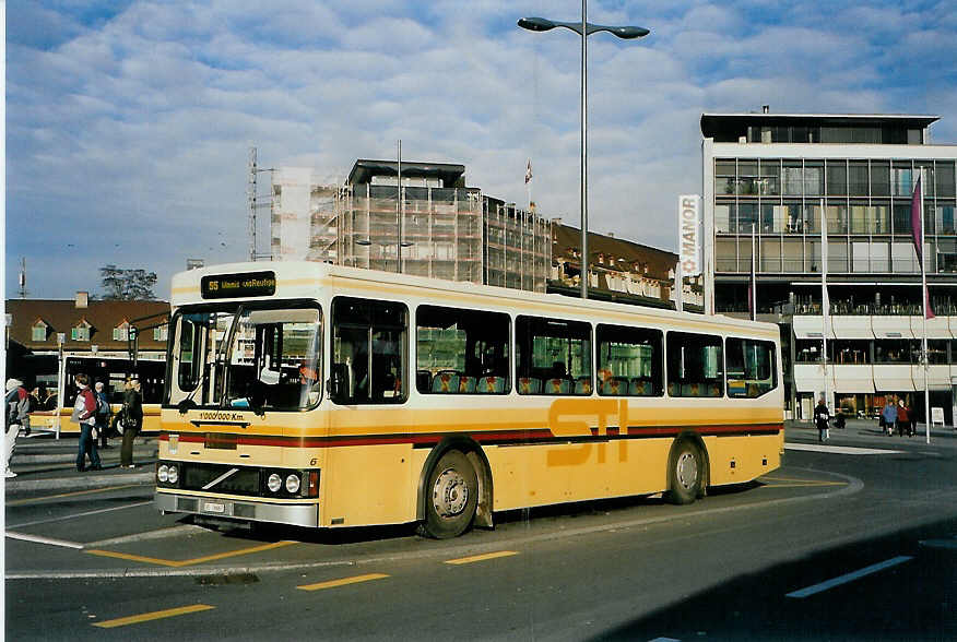 (091'004) - STI Thun - Nr. 6/BE 26'667 - Volvo/FHS (ex TSG Blumenstein Nr. 6) am 11. Dezember 2006 beim Bahnhof Thun