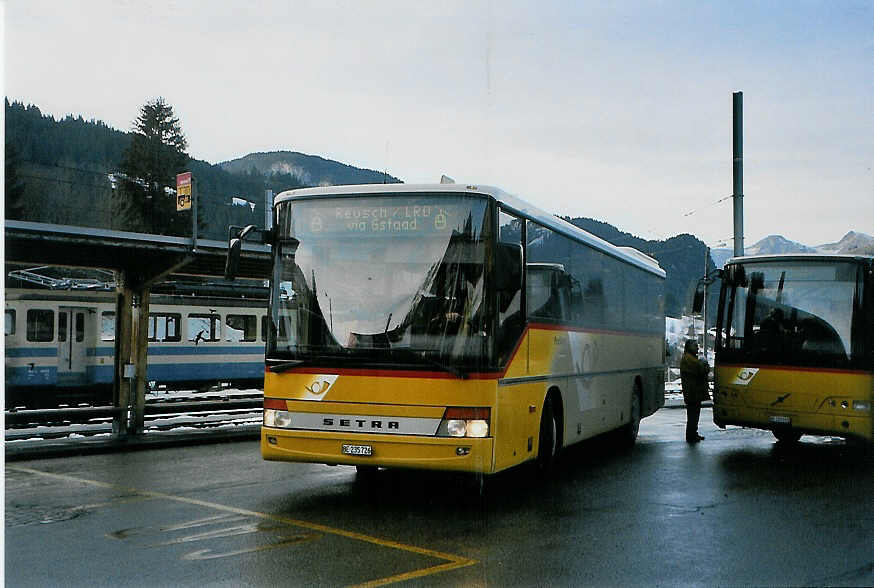 (091'200) - Kbli, Gstaad - BE 235'726 - Setra am 31. Dezember 2006 beim Bahnhof Gstaad